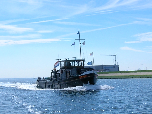 Sleepboot Lambert varend op de rivier