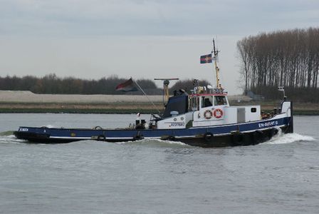 En-Avant III op de rivier.jpg