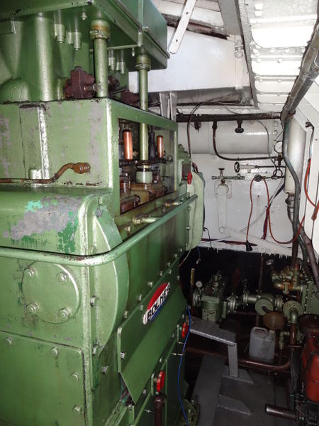 Bestand:Sleepboot Bolnes machinekamer.jpg